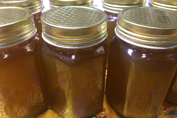 純天然蜂蜜裝瓶后的圖片