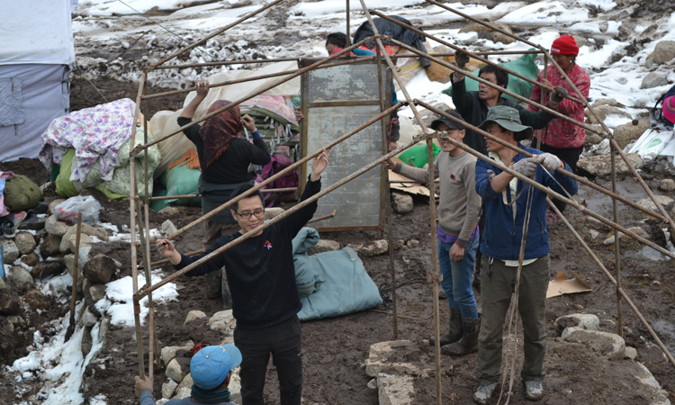 與搭建帳篷的新鮮蟲草采集者們合影 與搭建帳篷的新鮮蟲草采集者們合影